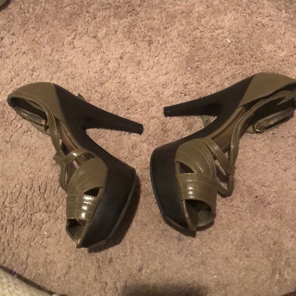 Platform heel. Olive green. - Picture 2 of 5